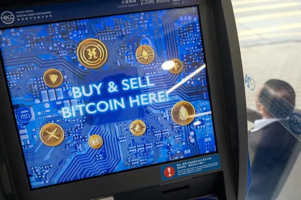 Una pantalla en la que se lee "¡Compre y venda bitcoin aquí!" en un cajero automático de criptodivisas en la tienda de comercio de divisas digitales Hong Kong Digital Asset Exchange Ltd. en Hong Kong, China, el jueves 24 de junio de 2021.