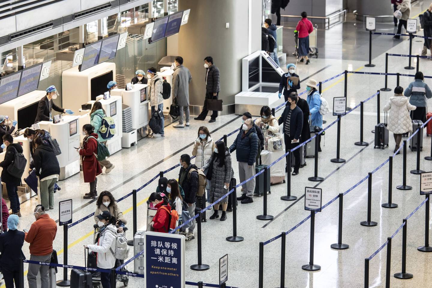 Los países consideran exigir de los viajeros chinos mascarillas y requisitos de pruebas previas al viaje en los vuelos procedentes de China