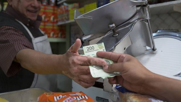 Inflación provoca que los mexicanos demanden más dinero en efectivo dfd