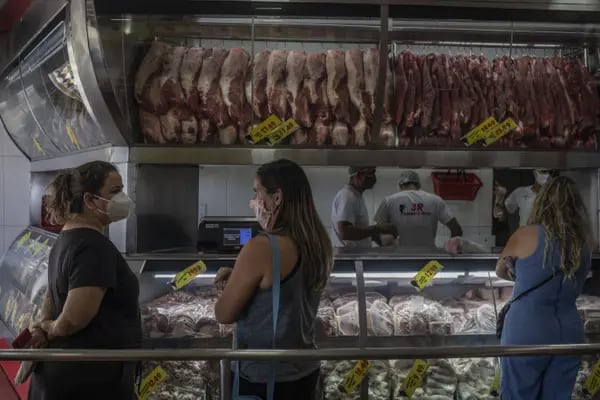 Los clientes compran carne en una tienda de abarrotes en Brasilia, Brasil. Fotógrafo: Victor Moriyama / Bloomberg