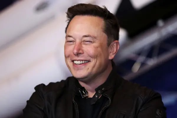 Elon Musk, fundador de SpaceX y CEO de Tesla Inc. llega a la ceremonia del premio Axel Springer en Alemania.