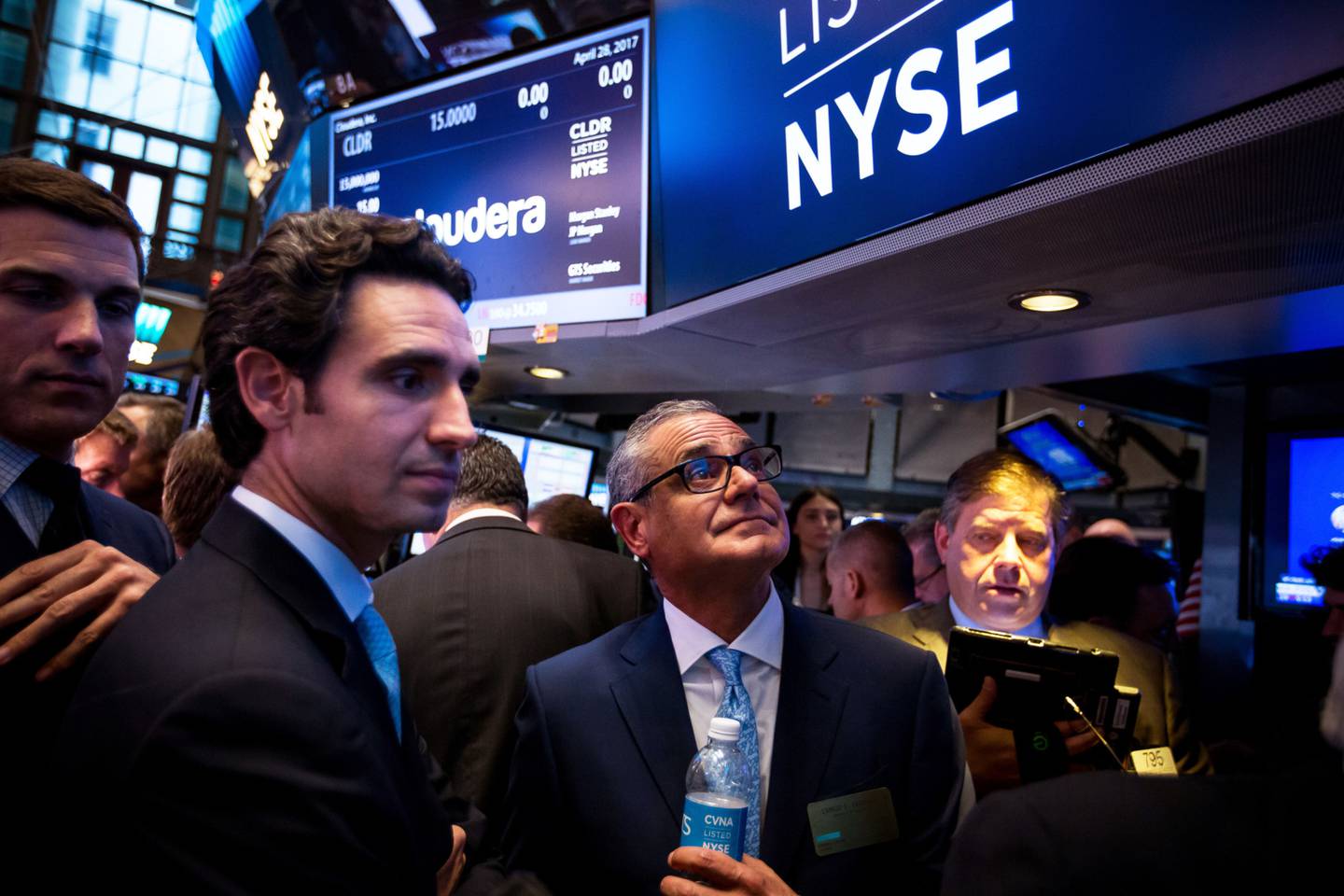 Ernie García III, fundador y CEO de Carvana Co, segundo a la izquierda, y su padre Ernest García II, presidente de Carvana Co, en el centro, de pie durante la oferta pública inicial (OPI) de la compañía en el piso de la Bolsa de Valores de Nueva York (NYSE) en Nueva York, Estados Unidos, el viernes 28 de abril de 2017.