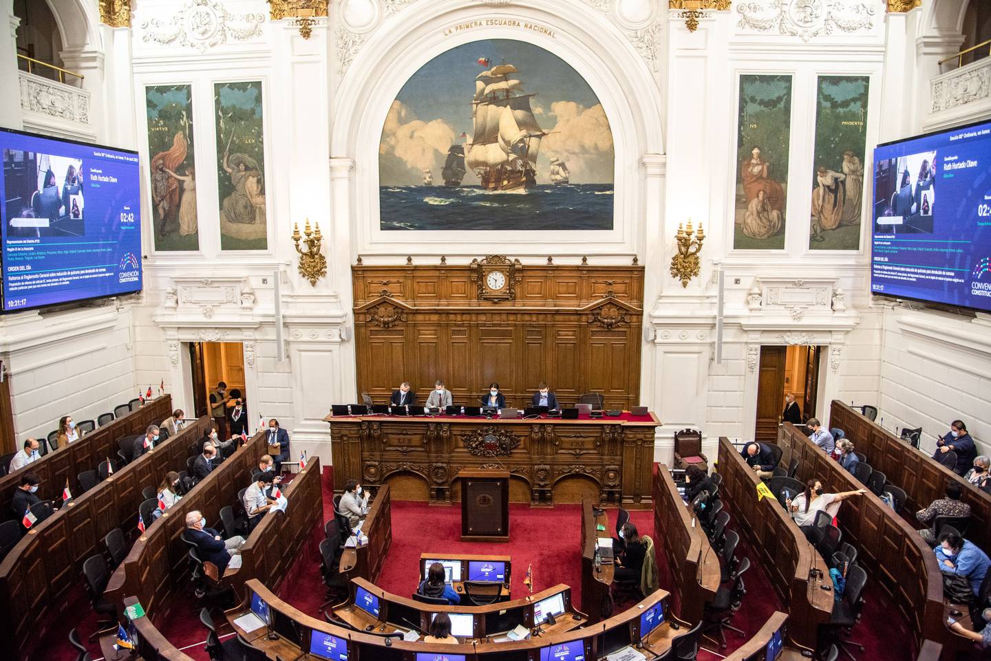 Legisladores asisten a una reunión de la Convención Constitucional en el antiguo Congreso Nacional de Chile en Santiago, Chile.dfd