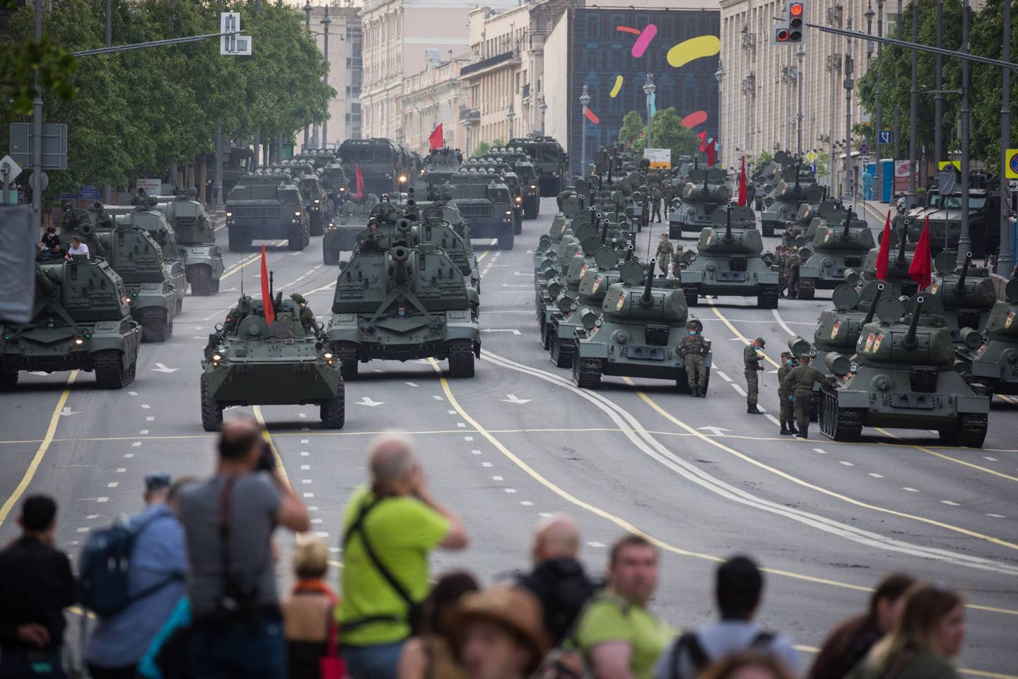 Una multitud observa el paso de vehículos militares y tanques durante un ensayo del Día de la Victoria en Moscú.dfd