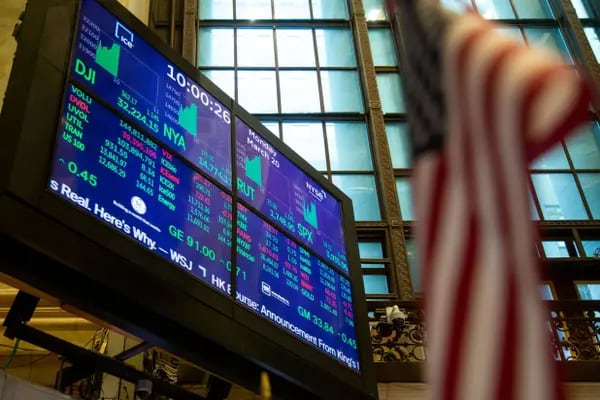 Información bursátil en el parqué de la Bolsa de Nueva York (NYSE) en Nueva York, EE.UU., el lunes 20 de marzo de 2023.