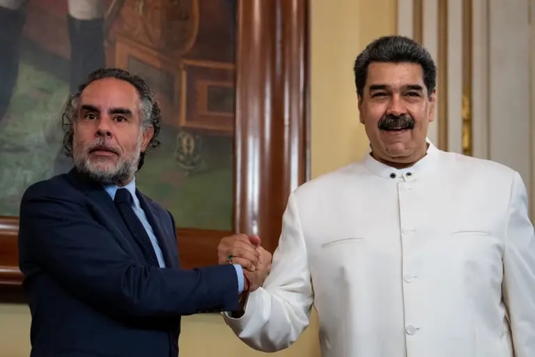 Presidente Nicolás Maduro (der.) saluda al embajador de Colombia en Venezuela, Armando Benedetti.. Fotógrafo: Gaby Oraa/Bloombergdfd