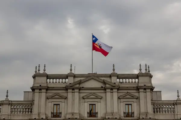 La bandera presidencial de Chile ondea sobre el Palacio de La Moneda en el centro de Santiago, Chile, el jueves 28 de junio de 2018.