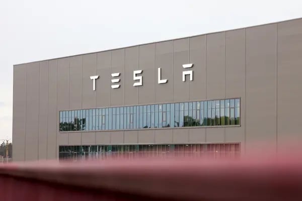 El logotipo de Tesla Inc. en la Gigafactory del fabricante de automóviles en Gruenheide, Alemania, el sábado 21 de enero de 2023.