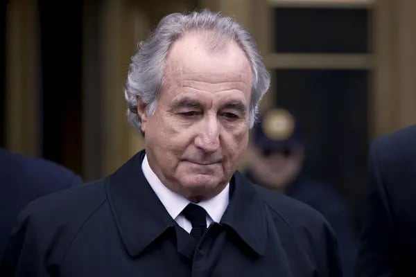 Madoff tras salir de un tribunal en Nueva York.