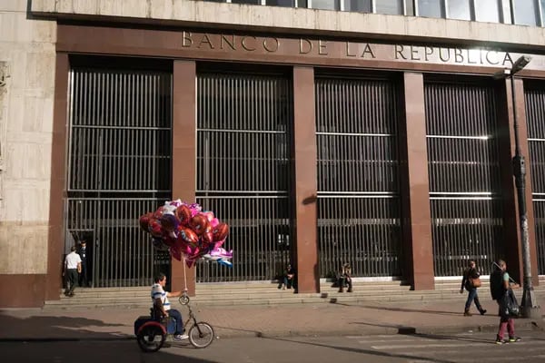 Un vendedor que vende globos pasa por el Banco de la República, el banco central de Colombia, en Bogotá, Colombia, el martes 15 de marzo de 2016. Fotógrafo: Mariana Greif Etchebehere / Bloomberg