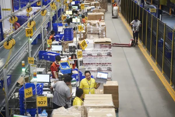 Trabajadores reciben productos en el Centro de Distribución de MercadoLibre (Cedis) en Prologis Park Grande en Tepotzotlán, estado de México, México, el martes 29 de noviembre de 2022.