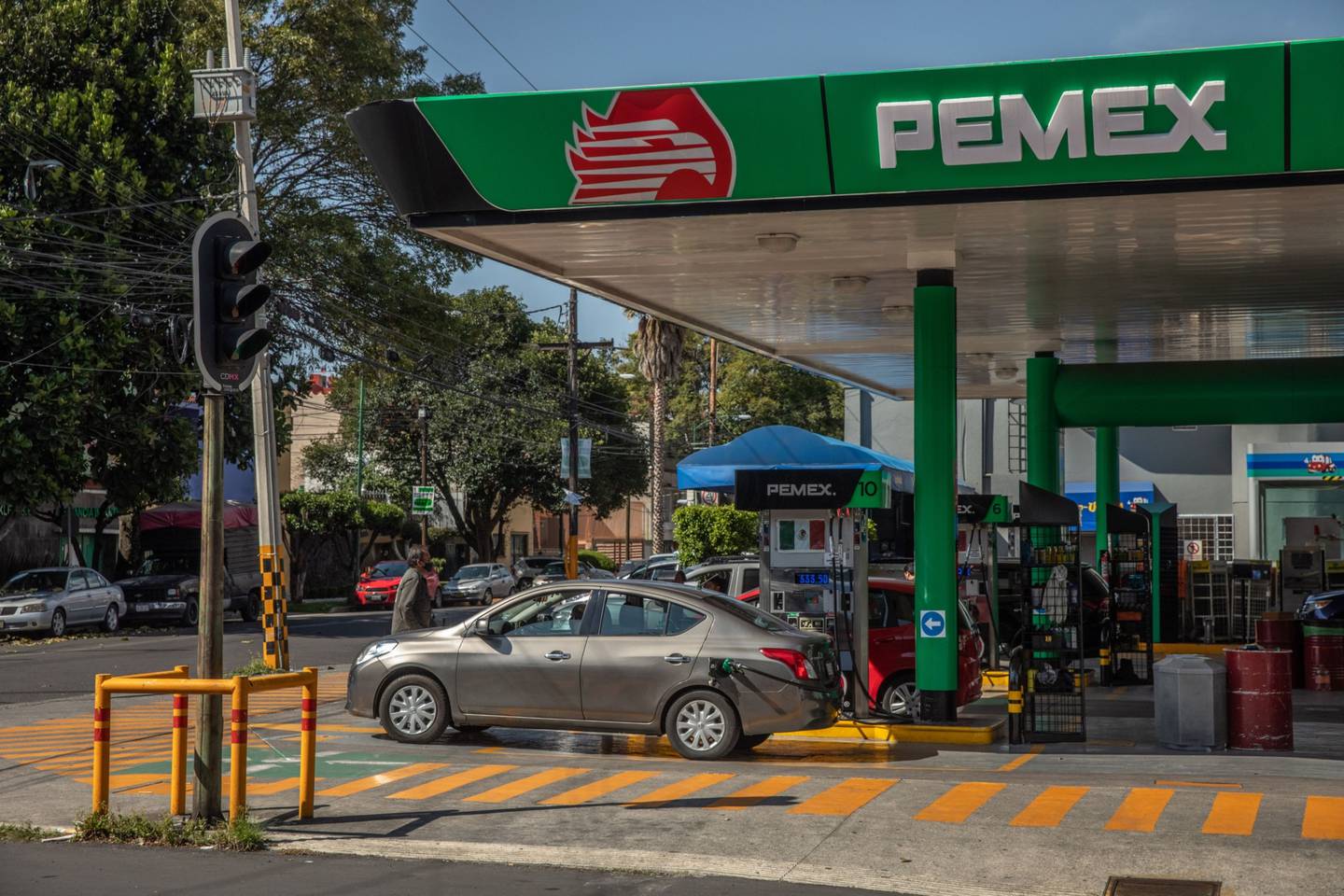 Una gasolinera con la marca de la empresa estatal Petróleos Mexicanos (Pemex) en la Ciudad de México.