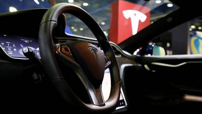 Hacker encontra maneira de desbloquear modelos da Tesla e dar partida em carrosdfd