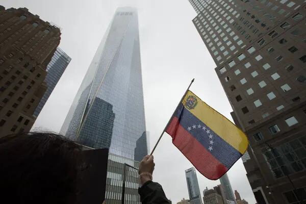 Un manifestante sostiene una bandera venezolana durante una protesta frente a la sede de Goldman Sachs Group Inc. en Nueva York, Estados Unidos, el martes 30 de mayo de 2017.