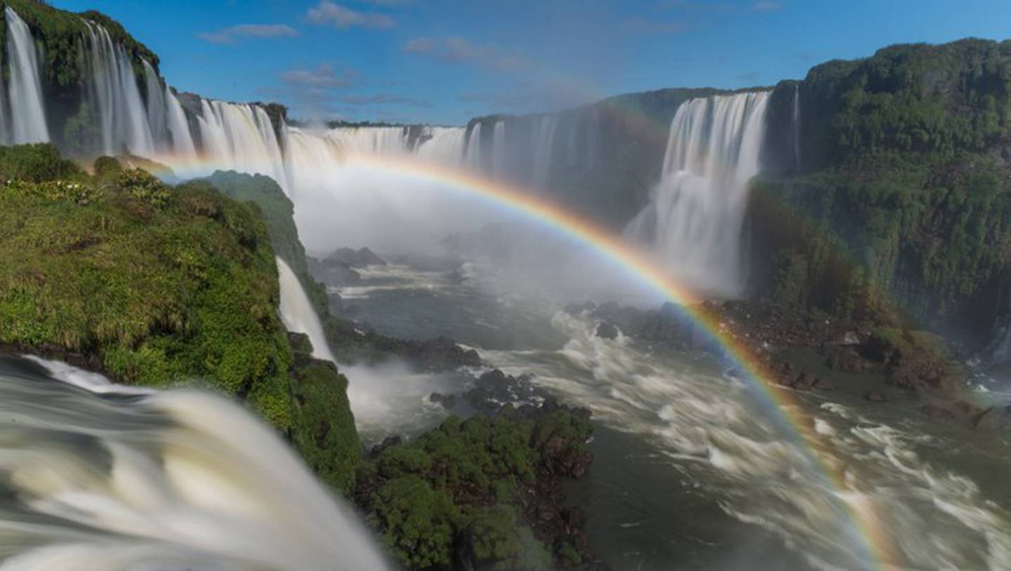 O Parque Nacional do Iguaçu abriga um conjunto de quedas das Cataratas do Iguaçu, considerado uma das maravilhas naturais do planeta
