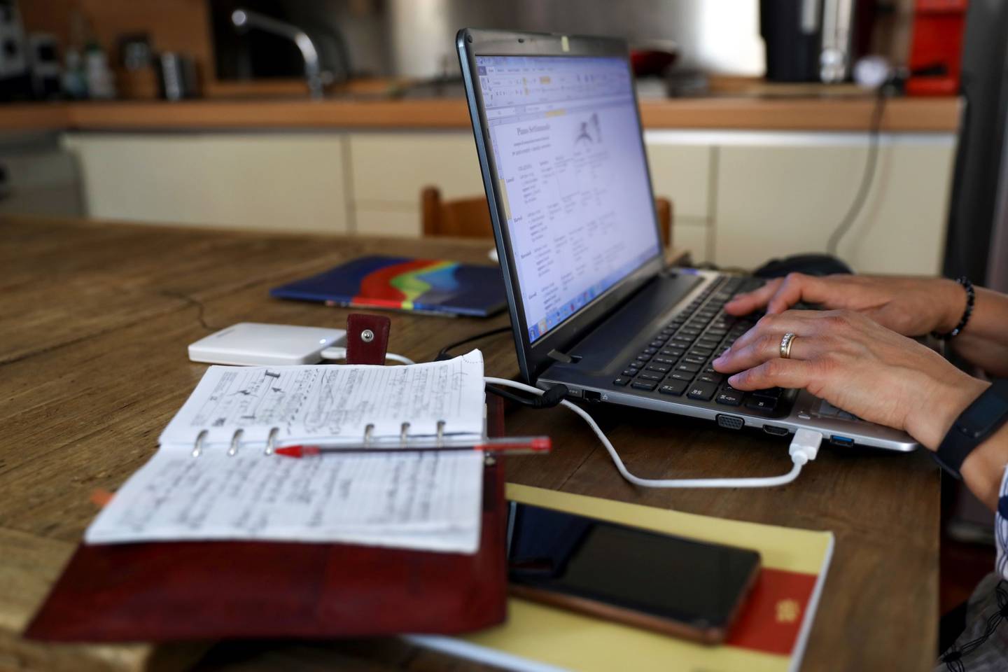 Un trabajador utiliza un ordenador portátil mientras trabaja desde casa en Roma, Italia, el jueves 8 de octubre de 2020.