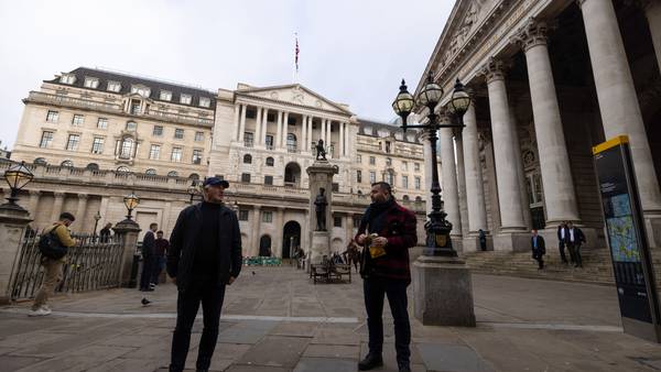 Banco de Inglaterra sube tasas y estima que Reino Unido evitará recesión por ahoradfd