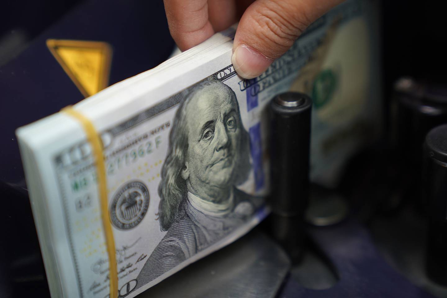 Un trabajador cuenta billetes de dólares estadounidenses en una oficina de cambio de divisas en Yakarta, Indonesia, el miércoles 2 de marzo de 2022.