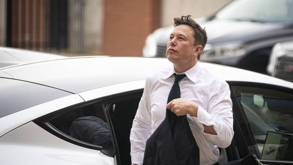 Tuit de Musk sobre sacar Tesla de la bolsa es considerado falso por juez: inversoresdfd
