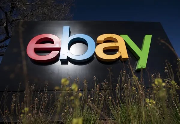EBay Inc. letrero en la entrada de la sede de la compañía en San José, California.