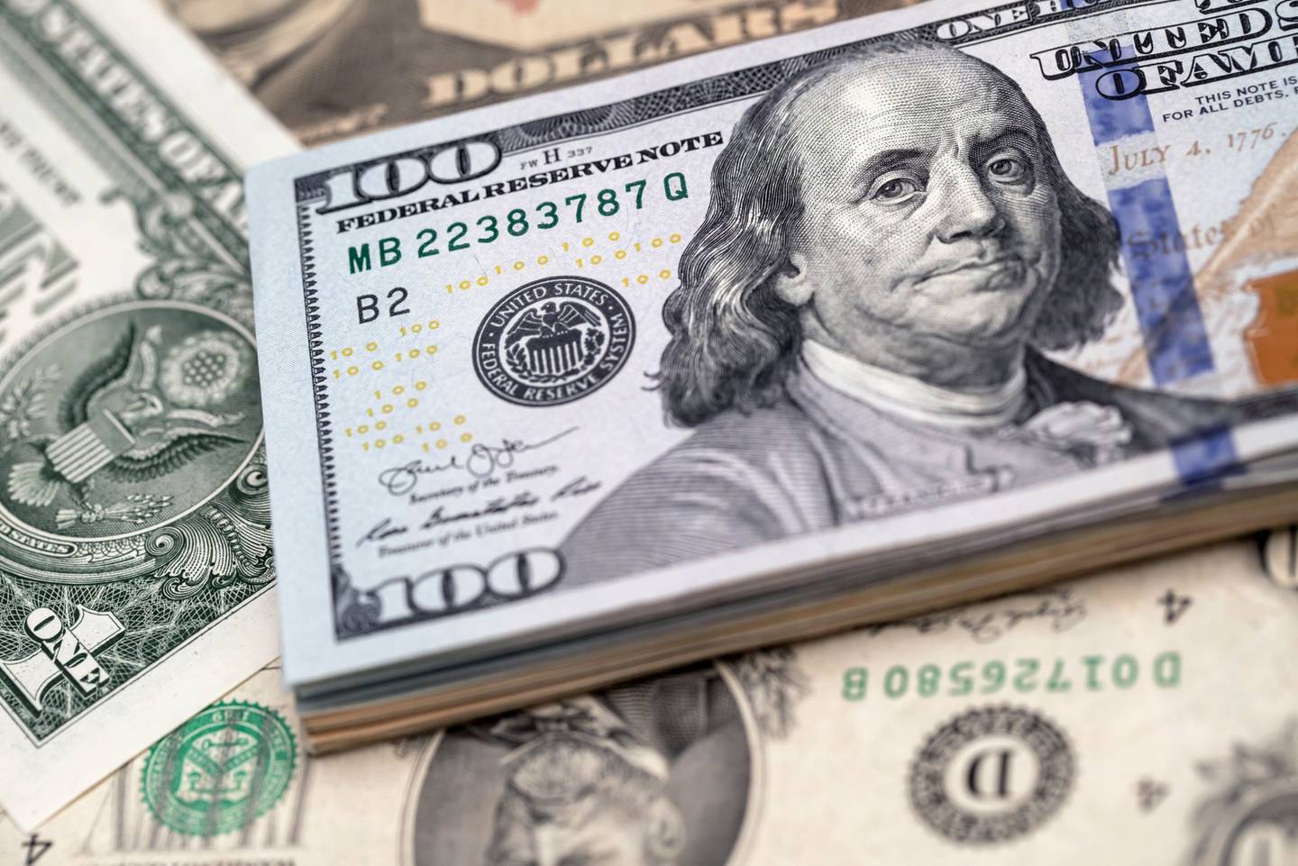 El dólar estadounidense se compró o vendió en aproximadamente el 88 por ciento de las transacciones de divisas globales en abril de 2019. Esta proporción se ha mantenido estable durante los últimos 20 años, indicó un estudio de la Fed.dfd