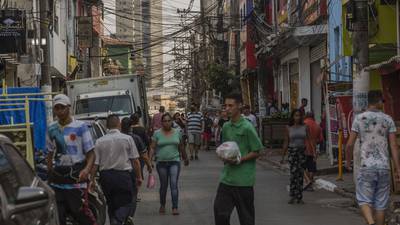 Salario mínimo 2023 de los más pobres en Colombia solo tendrá alza real de 1,08%dfd