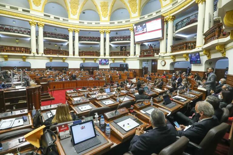 Congreso en Perú aprueba ley que limita el poder del presidentedfd