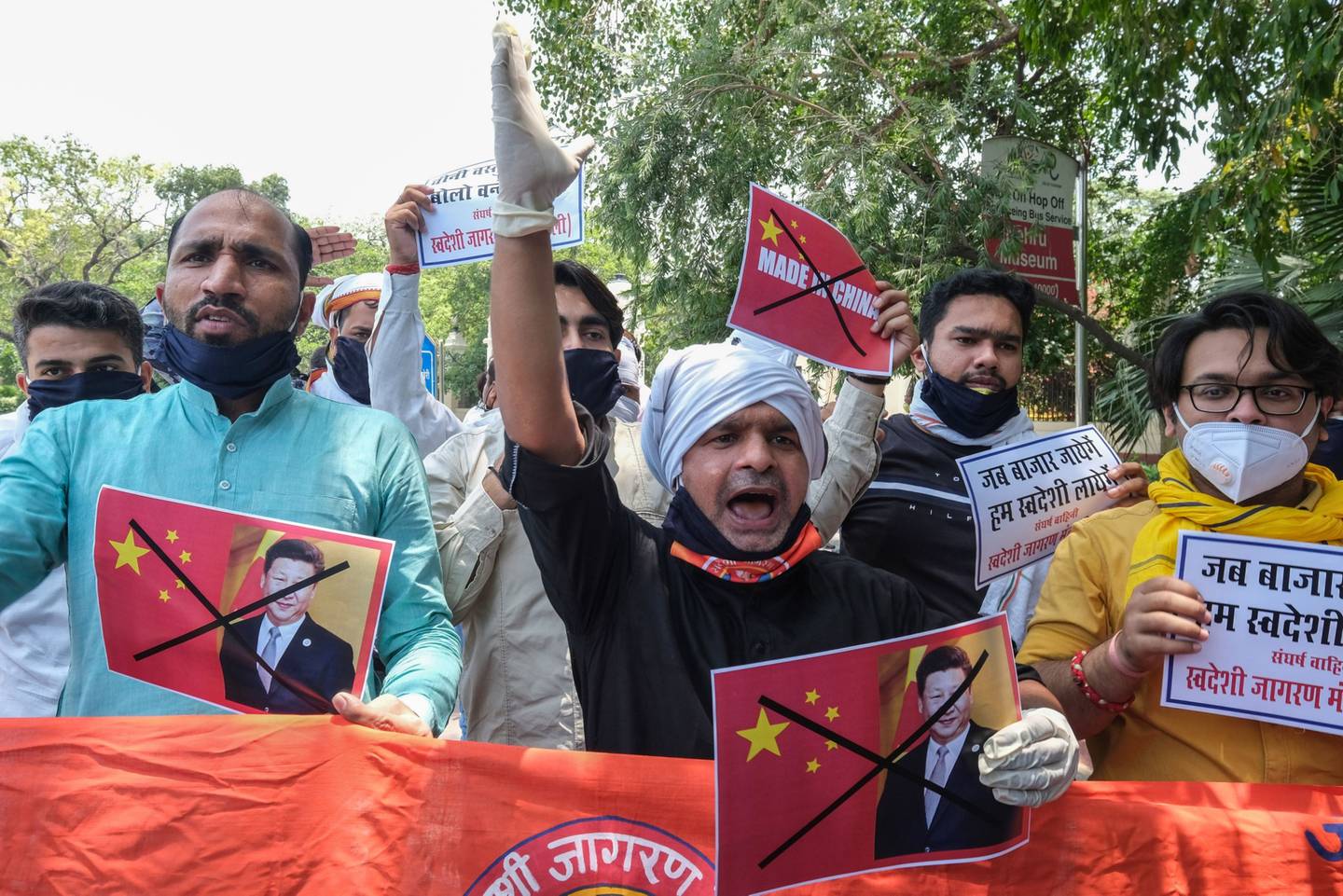 Activistas nacionalistas hindúes gritan consignas durante una protesta frente a la embajada china en Nueva Delhi en junio de 2020, tras un enfrentamiento militar de siete semanas entre India y China. Fotógrafo: T. Narayan/Bloombergdfd