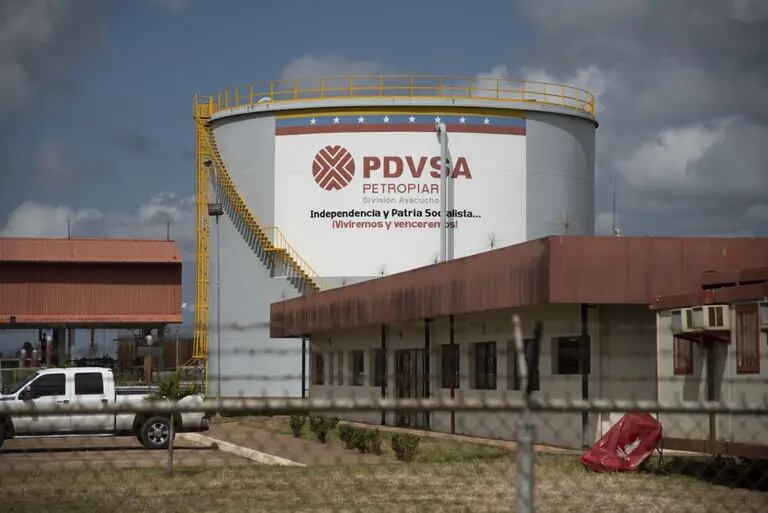 Tanque de petróleo en la instalación Petropiar de Petróleos de Venezuela SA (PDVSA) en El Tigre, Venezuela.dfd