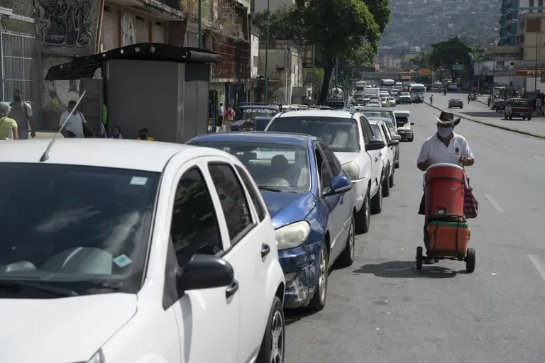 Los vehículos esperan en fila para ingresar a una gasolinera en Caracas el 4 de febrero de 2021.Fotógrafo: Carlos Becerra / Bloombergdfd