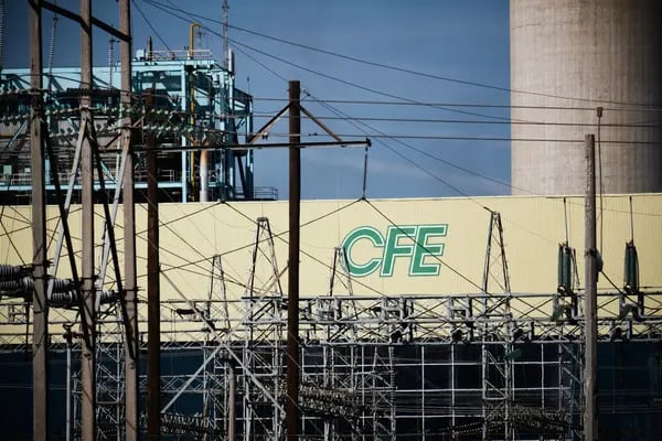 Un letrero de la  Comision Federal de Electricidad (CFE)  en una de sus centrales termoeléctrica ubicada en Villa de Reyes, San Luis Potosí.