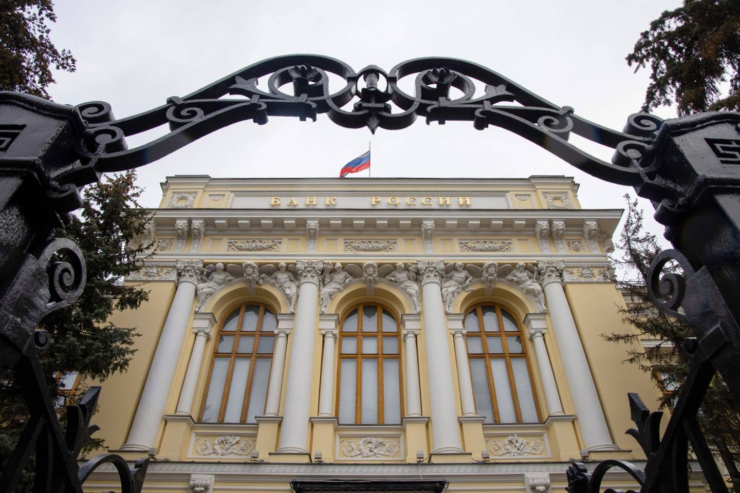 União Europeia aprova sanções contra banco central russo