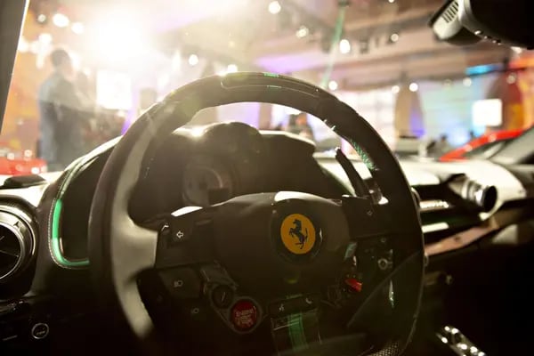 Un volante se ve dentro de un vehículo Ferrari NV en exhibición durante el evento de la Galería en el MGM Grand Detroit antes del Salón Internacional del Automóvil de América del Norte 2019 (NAIAS) en Detroit, Michigan, Estados Unidos, el sábado 12 de enero de 2019.