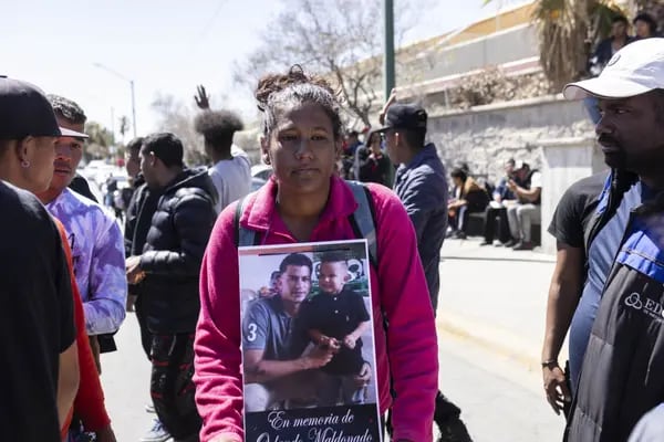 Un doliente sostiene una fotografía de un migrante que murió en el incendio en el Instituto Nacional de Migración (INM) en Ciudad Juárez, México Fotógrafo: Nicolo Filippo Rosso/Bloomberg