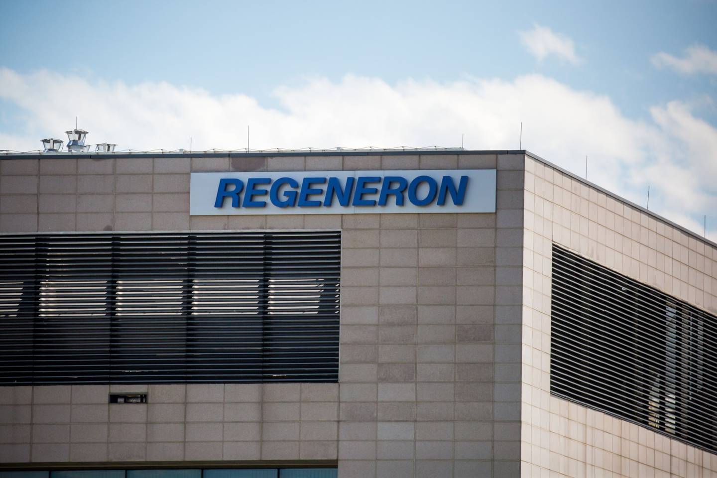 Señalización de Regeneron Pharmaceuticals Inc. afuera de su sede en Tarrytown, Nueva York, EE.UU.