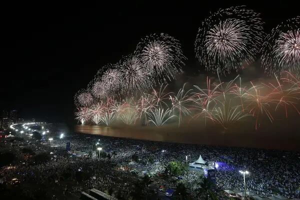 Fuegos artificiales son vistos en la playa de Copacabana durante una celebración de la víspera de Año Nuevo en Río de Janeiro, Brasil.