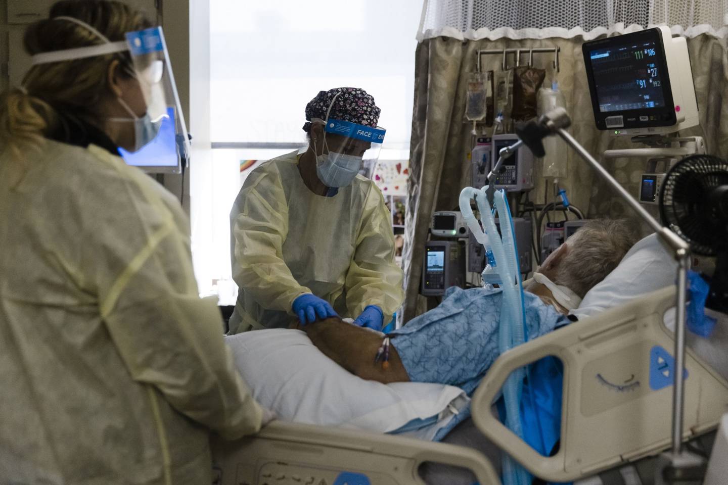 Un trabajador de salud trata a un paciente dentro de una sala de presión negativa en la unidad de cuidados intensivos (UCI) de Covid-19 en el Freeman Hospital West de Joplin, Missouri, Estados Unidos. Fotógrafo: Angus Mordant/Bloomberg