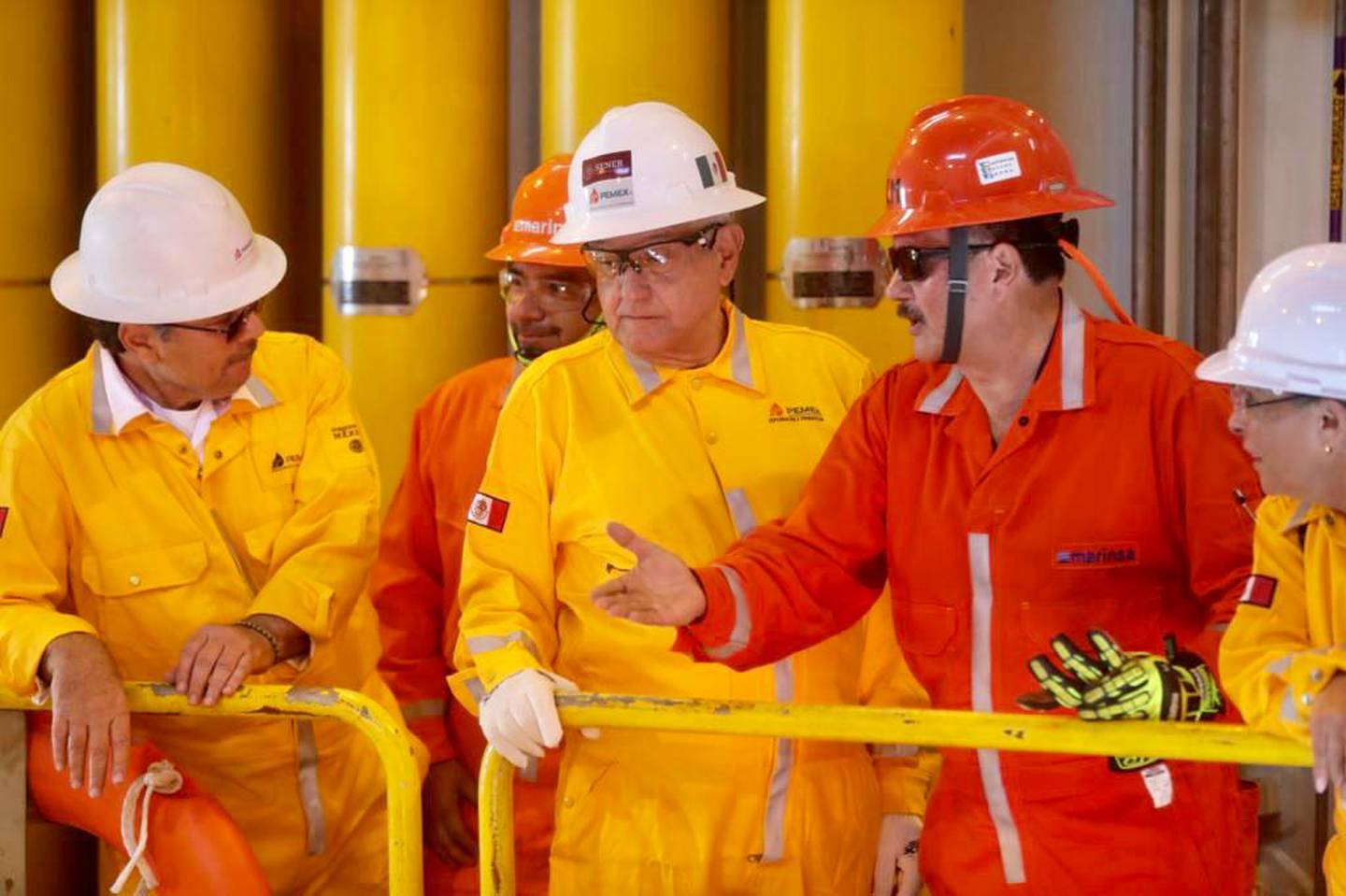 Recorrido del presidente Andrés Manuel López Obrador y el CEO de Pemex, Octavio Romero Oropeza (con trajes amarillos) por el campo marino Xikin en el Litoral de Tabasco, acompañados por trabajadores de la empresa Marinsa.