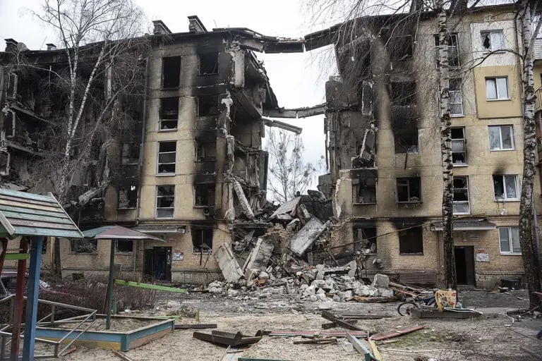 Un edificio de apartamentos destruido en Hostomel, Ucrania, el 6 de abril de 2022.dfd