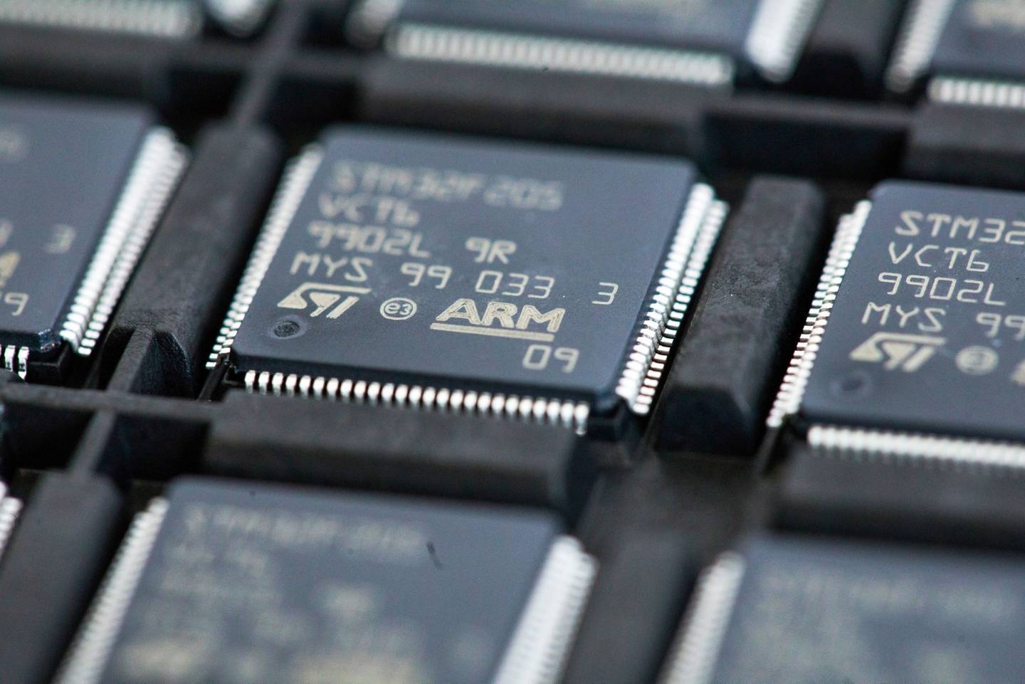 Microchips de circuito integrado STM32F205 de STMicroelectronics, diseñados por ARM Ltd., en una bandeja de almacenamiento en CSI Electronic Manufacturing Services Ltd. en Witham, Reino Unido