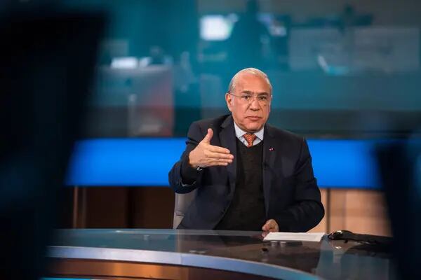 Jose Angel Gurria, secretary-general of the Organization for Economic Cooperation and Development (OECD), gestures as he speaks during a Bloomberg Television interview in London, U.K., on Wednesday, April 4, 2018. Any perceived unfair trade practices should be dealt with in an organized way through the WTO or the global forum on excess steel capacity, not by immediately imposing tariffs, Gurria said during the interview. Photographer: Simon Dawson/Bloomberg