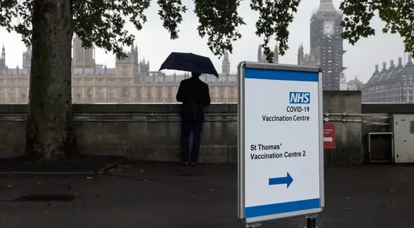 Un cartel del centro de vacunación contra el Covid-19, en el hospital St Thomas' frente a Westminster, en Londres, Reino Unido.