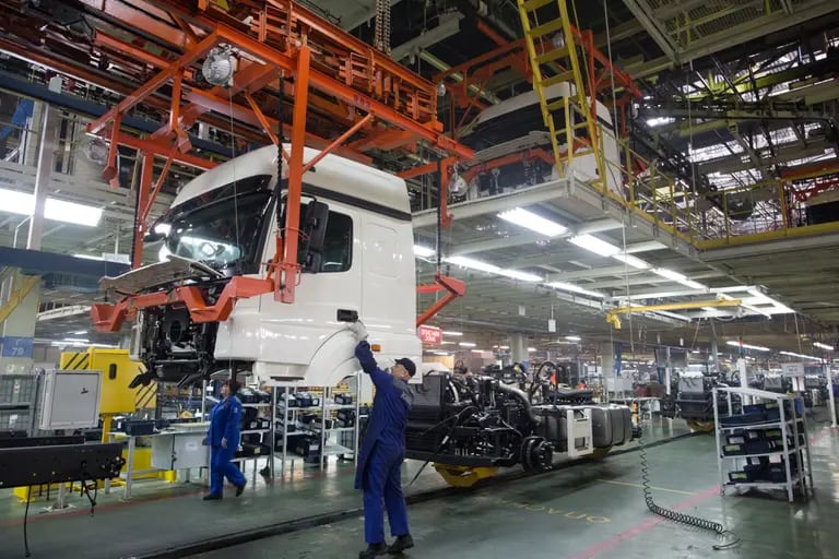 The production line at the Kamaz truck plant in Naberezhnye Chelny, Russia. Photographer: Andrey Rudakov/Bloombergdfd