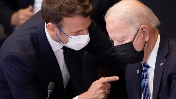 Biden admite a Macron que manejo del acuerdo de submarinos fue “torpe”dfd