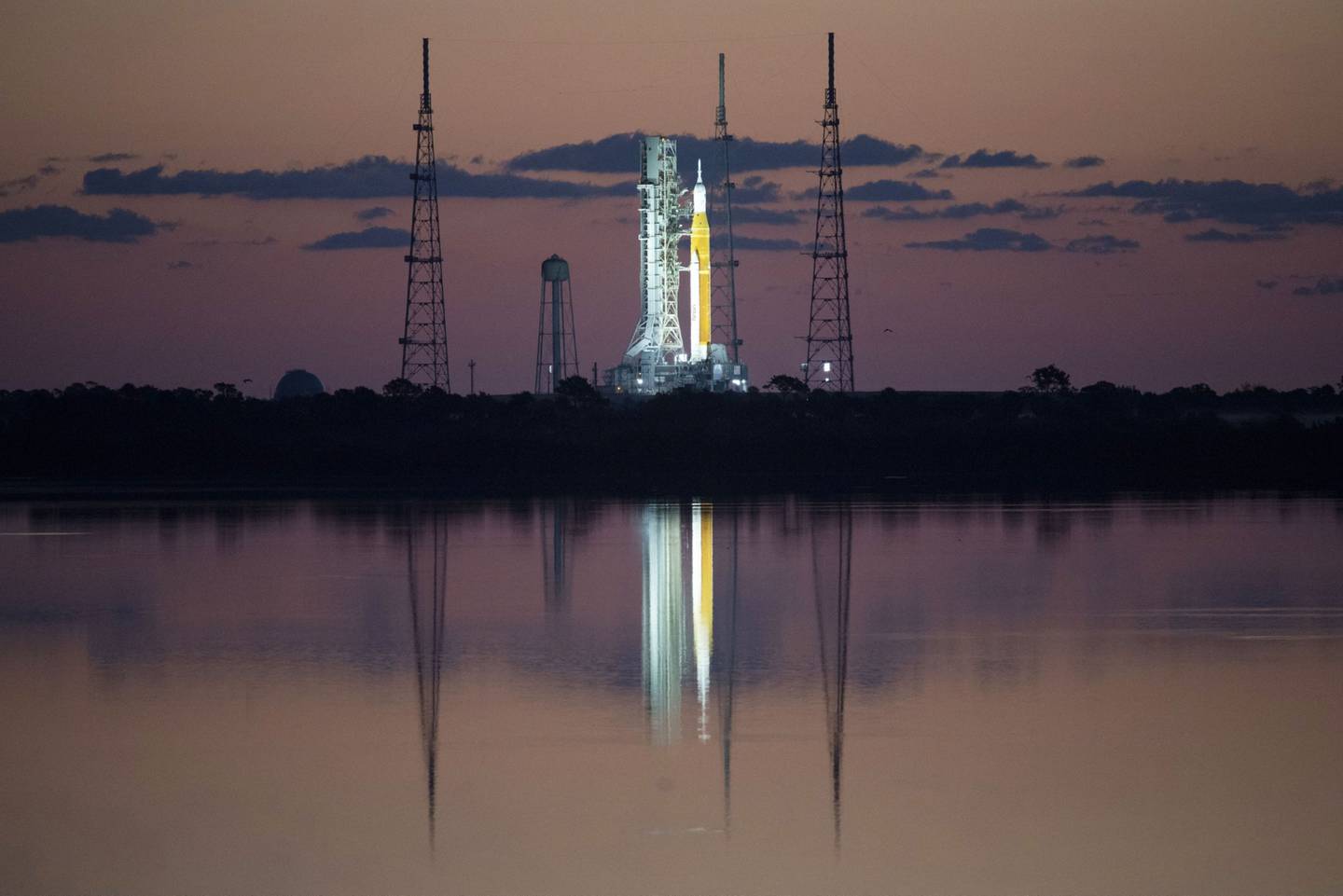 El cohete Space Launch System de la NASA, en el Centro Espacial Kennedy de Florida, tiene previsto reanudar la exploración lunar estadounidense con el programa Artemis. Fotógrafo: Joel Kowsky/NASA/Getty Images