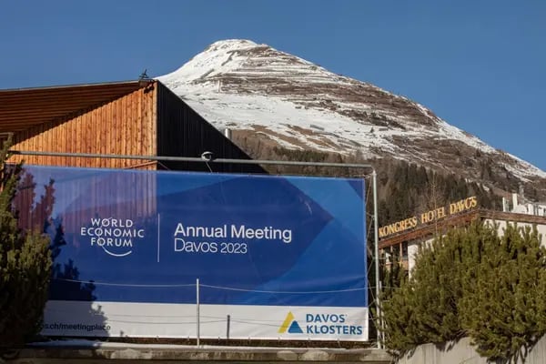 La montaña Schiahorn, parcialmente nevada, más allá del Centro de Congresos, sede del Foro Económico Mundial (FEM), en Davos, Suiza, el viernes 6 de enero de 2023.