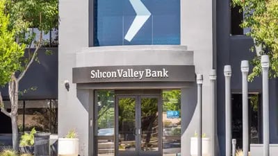 Prédio do Silicon Valley Bank: banco tenta reequilibrar balanço após perdas com títulos e resgates de clientes (Reprodução/SVB)