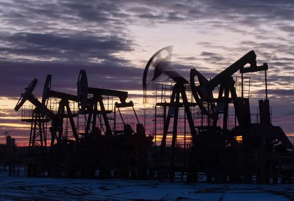 Gatos de bombeo de petróleo, también conocidos como "burros cabeceadores", operan en un yacimiento petrolífero cerca de Neftekamsk, en la República de Bashkortostán, Rusia, el jueves 19 de noviembre de 2020. El brote de coronavirus de las antorchas será un tema clave para la OPEP+ cuando se reúna a finales de mes para decidir si retrasa una flexibilización prevista de los recortes a principios del próximo año.