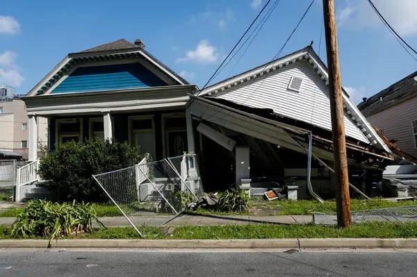 Escombros de una casa derrumbada tras el huracán Ida en Nueva Orleans, Luisiana, Estados Unidos, el viernes 3 de septiembre de 2021.
