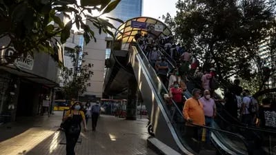 Compradores en las afueras del Costanera Center Mall en Santiago, Chile, el 28 de marzo de 2022. Foto: Cristóbal Olivares/Bloomberg